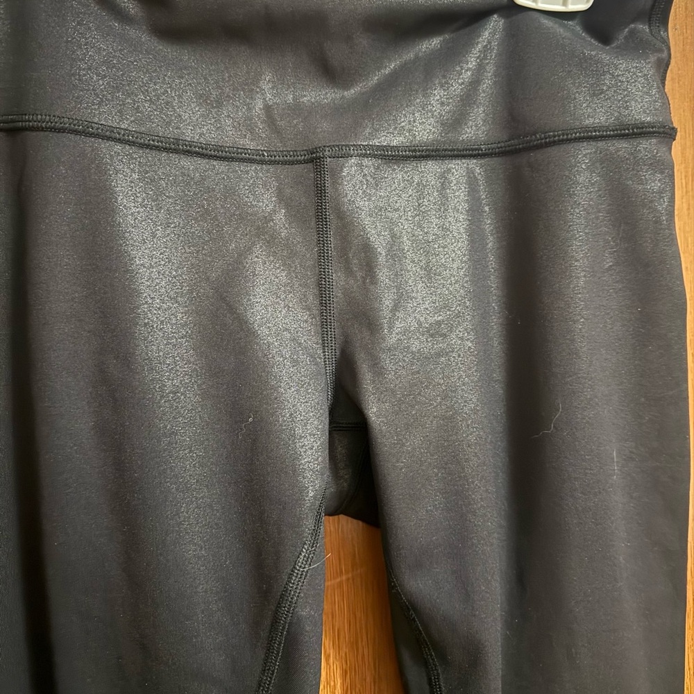 Black Lululemon women’s under wunder Leggings in a metallic print